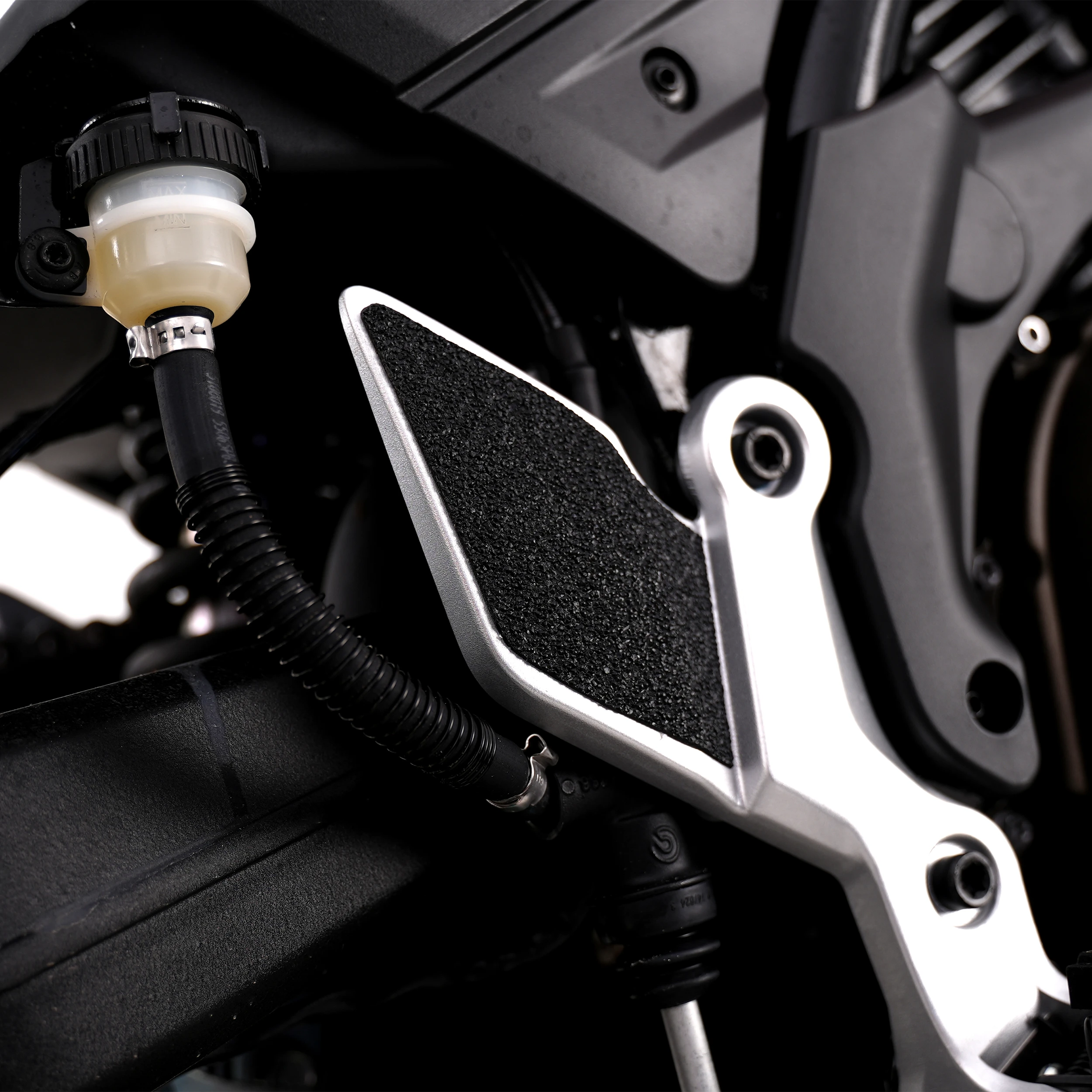 R&G Boot Guard Kit for QJMOTOR SVT 650 X ’25- (2-Piece)