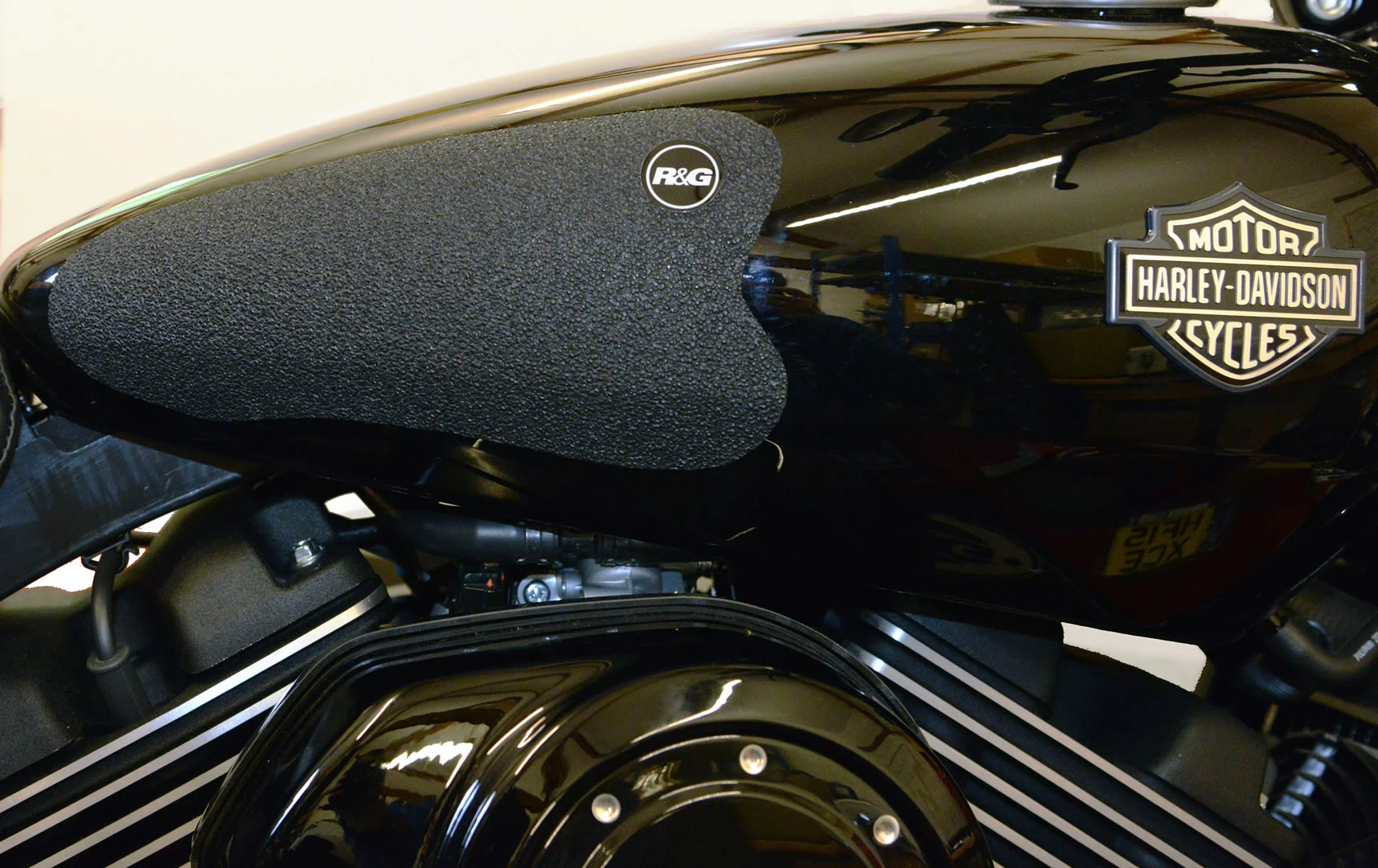 R&G Tank Traction Grips for Harley Davidson Street 750/500